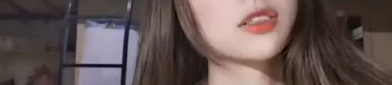 擦镜子帅气的小姐姐图片,小姐姐擦镜子的帅气瞬间