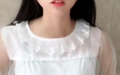 小姐姐跪下撒娇视频,小姐姐萌态尽显，网友直呼可爱到爆
